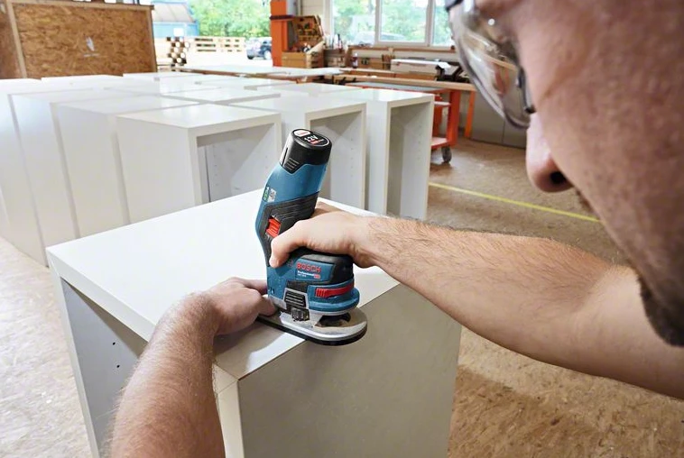 BOSCH Akku-Kantenfräse GKF 12V-8, Mit 2 X 3,0 Ah Li-Ion Akku, L-BOXX 2 BOSCH Akku-Kantenfräse GKF 12V-8, Mit 2 X 3,0 Ah Li-Ion Akku, L-BOXX – Bild 2